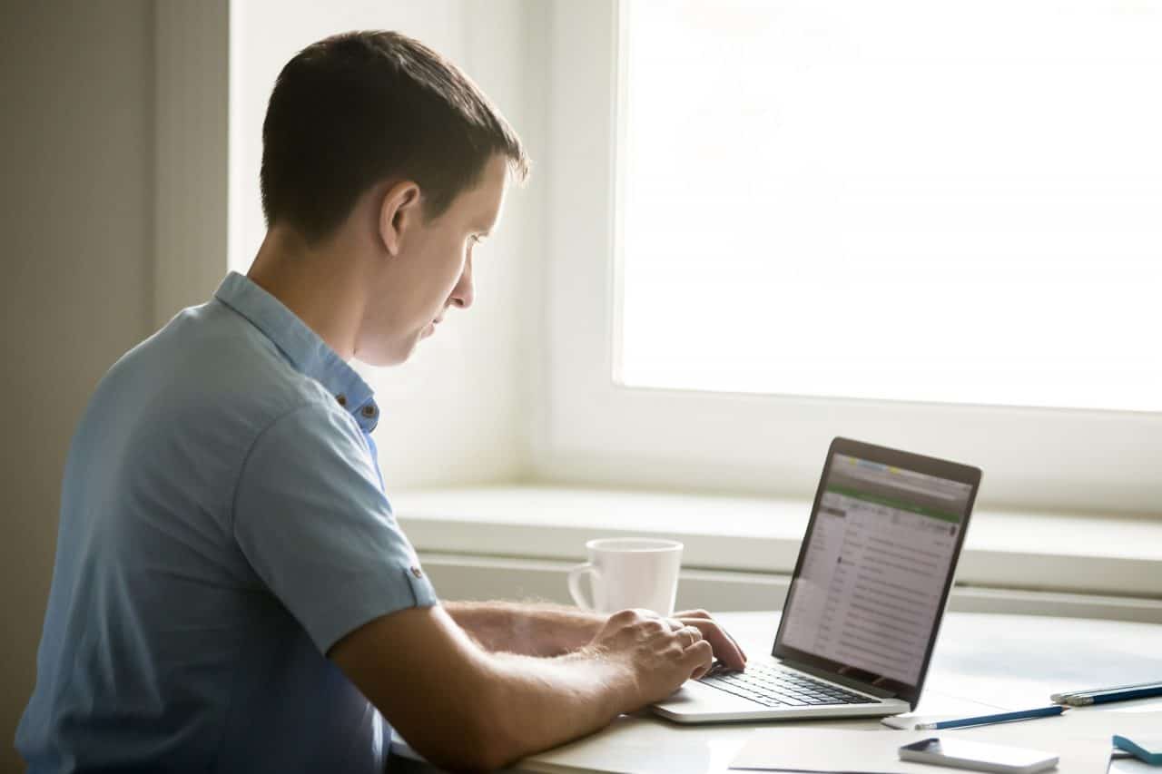 https://machadofranca.thbx.com.br/wp-content/uploads/2019/11/profile-portrait-of-young-man-working-at-desk-with-laptop-1280x853.jpg