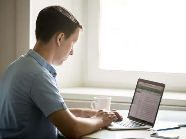 https://machadofranca.thbx.com.br/wp-content/uploads/2019/11/profile-portrait-of-young-man-working-at-desk-with-laptop-640x480.jpg