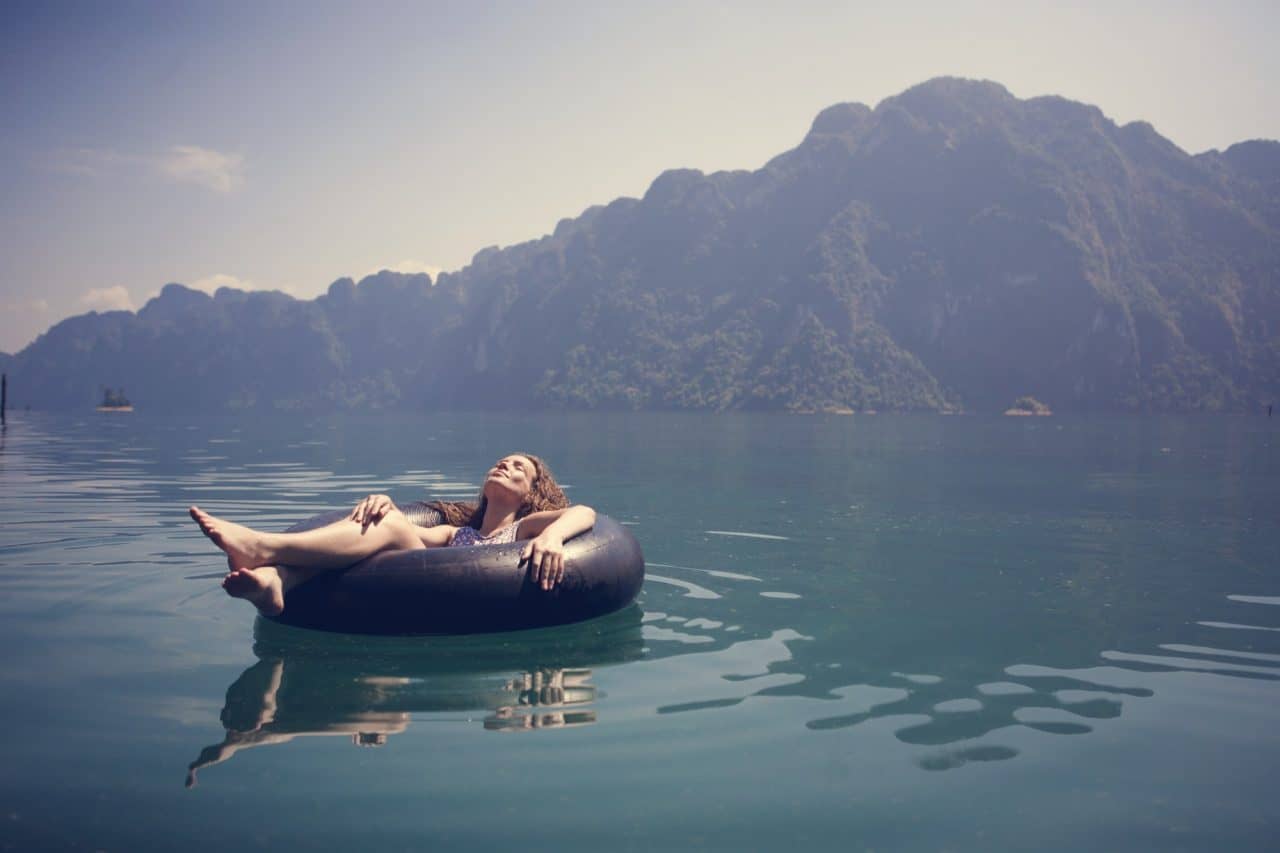 https://machadofranca.thbx.com.br/wp-content/uploads/2019/11/woman-relaxing-on-a-floating-ring-1280x853.jpg