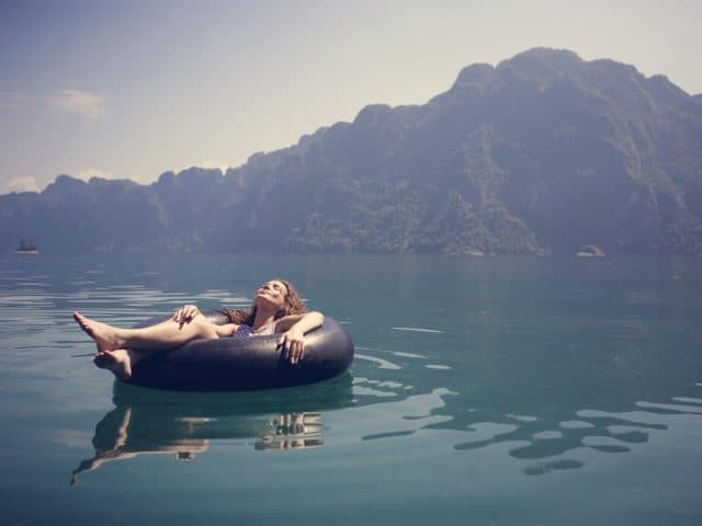 https://machadofranca.thbx.com.br/wp-content/uploads/2019/11/woman-relaxing-on-a-floating-ring-640x480.jpg